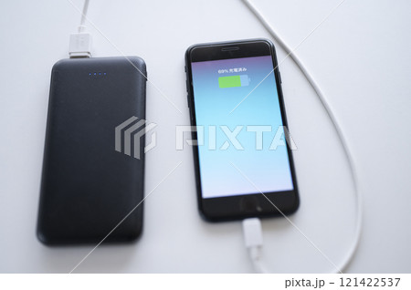 モバイルバッテリーでスマホに充電 121422537