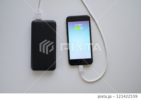 モバイルバッテリーでスマホに充電 121422539