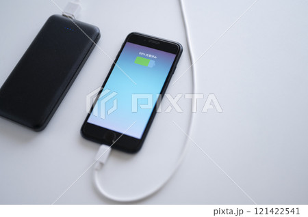 モバイルバッテリーでスマホに充電 モバイルバッテリーでスマホに充電 121422541