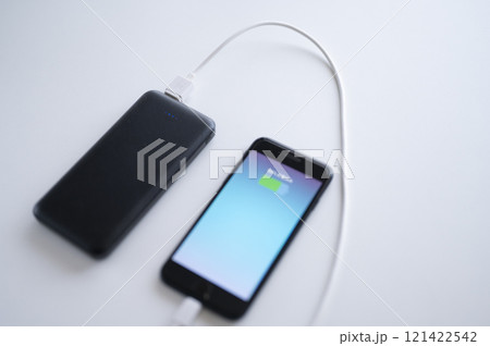 モバイルバッテリーでスマホに充電 モバイルバッテリーでスマホに充電 121422542
