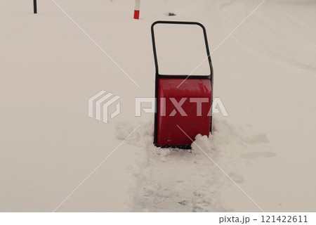 雪の季節。朝は寒くて眠くて雪かき大変ですね。でも雪は降る 雪の季節。朝は寒くて眠くて雪かき大変ですね。でも雪は降る 121422611