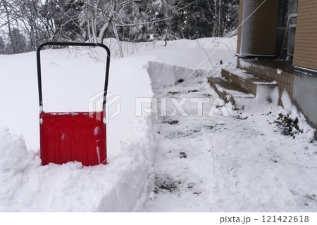 雪の季節。朝は寒くて眠くて雪かき大変ですね。でも雪は降る 雪の季節。朝は寒くて眠くて雪かき大変ですね。でも雪は降る 121422618