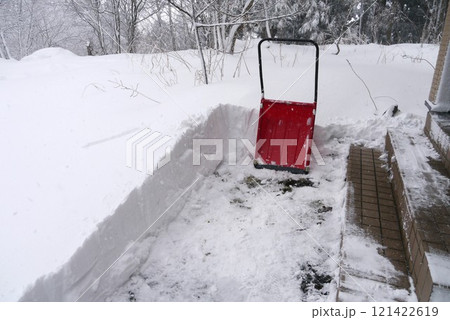 雪の季節。朝は寒くて眠くて雪かき大変ですね。でも雪は降る 雪の季節。朝は寒くて眠くて雪かき大変ですね。でも雪は降る 121422619