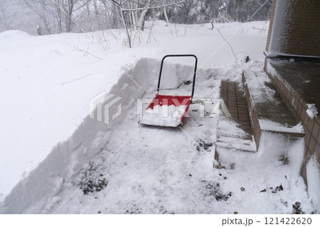 雪の季節。朝は寒くて眠くて雪かき大変ですね。でも雪は降る 121422620