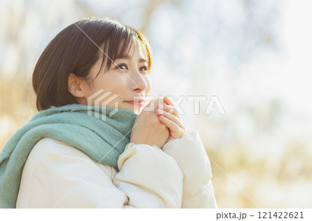 コートを着た女性 121422621