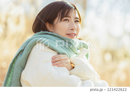 寒そうな女性 121422622