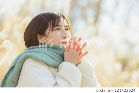 マフラーを巻いてコートを着た女性 マフラーを巻いてコートを着た女性 121422624