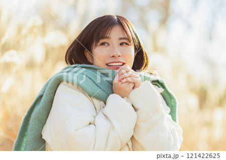 コートを着て微笑む女性 121422625