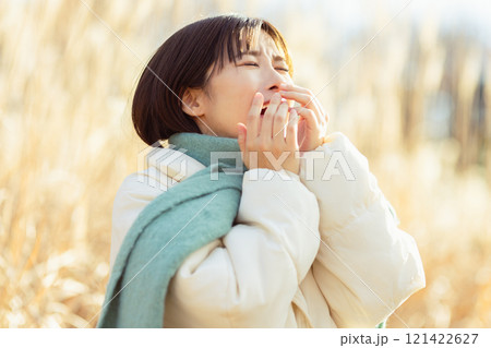 くしゃみをする女性 121422627