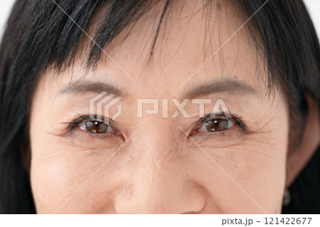 シニア女性 目元 シニア女性 目元 121422677