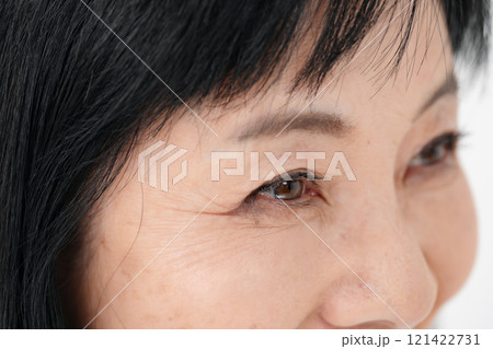 シニア女性　目元 121422731