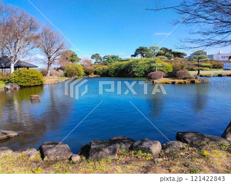 青い湖、木々、禅の風景 121422843