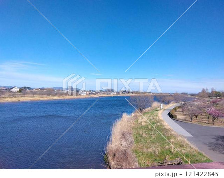青空と川、道、木々の風景 121422845