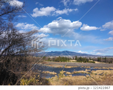 青空と白い雲、赤城山と川の風景 121422867
