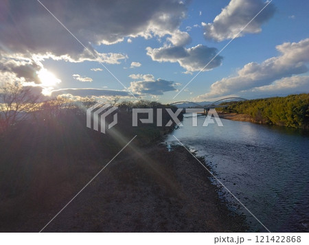 青空と白い雲、夕日と緑の風景 121422868