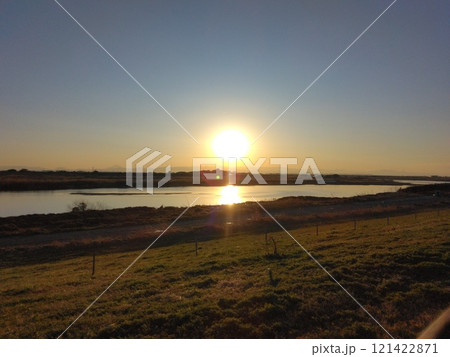夕日と川、緑の美しい風景 121422871
