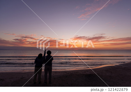 〈島根県〉サンセットの稲佐の浜で星を見つけた二人 〈島根県〉サンセットの稲佐の浜で星を見つけた二人 121422879