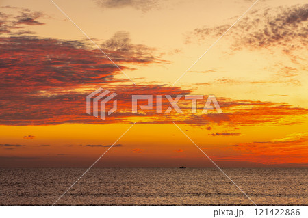 〈島根県〉稲佐の浜から見た遠くに船の見える海の日没 〈島根県〉稲佐の浜から見た遠くに船の見える海の日没 121422886