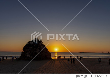 〈島根県〉海に沈む夕日と稲佐の浜と弁天島 121422903