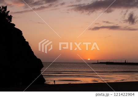 〈島根県〉海に沈む夕日と稲佐の浜と弁天島 〈島根県〉海に沈む夕日と稲佐の浜と弁天島 121422904