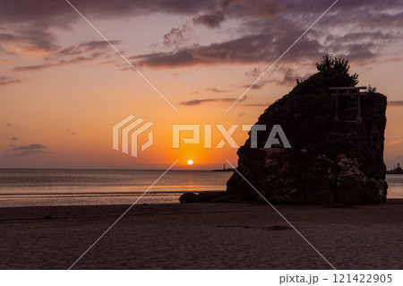 〈島根県〉海に沈む夕日と稲佐の浜と弁天島 121422905