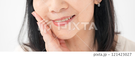 シニア女性 口元 シニア女性 口元 121423027
