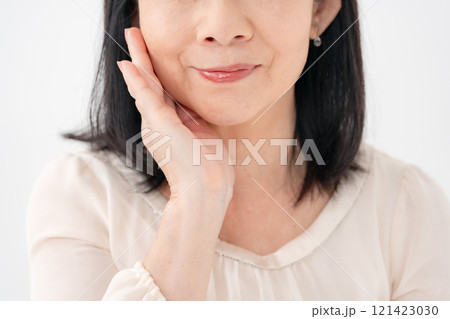 シニア女性　口元 121423030