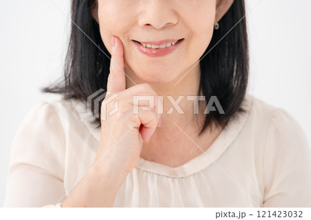 シニア女性 口元 シニア女性 口元 121423032