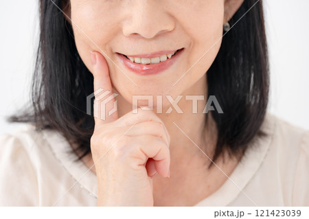 シニア女性 口元 シニア女性 口元 121423039