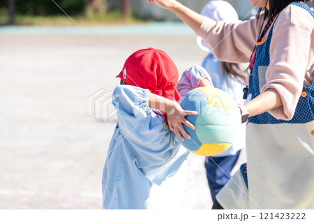保育園の園庭でボール遊び 121423222