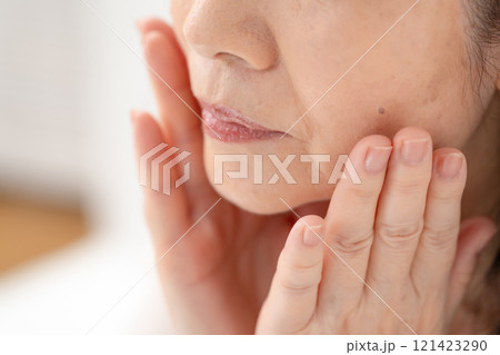 シニア女性　頬　たるみ 121423290