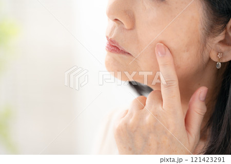 シニア女性　頬　たるみ 121423291