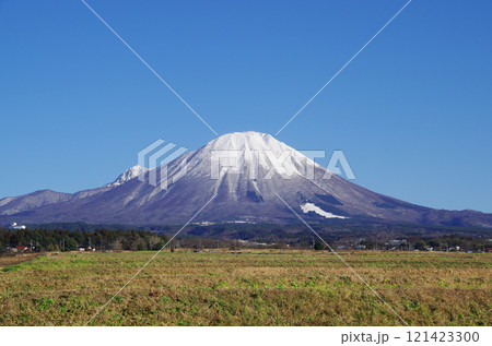 雲ひとつ無い快晴の鮮明な青空に映える冠雪の名峰大山（伯耆富士） 121423300