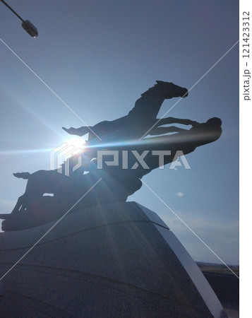 速い馬の彫刻と夕日 速い馬の彫刻と夕日 121423312