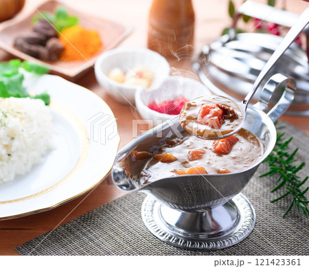 グレイビーボートに入れたカレー ( ソースポット ) 魔法のランプのような銀の器 グレイビーボートに入れたカレー ( ソースポット ) 魔法のランプのような銀の器 121423361