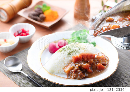 グレイビーボートに入れたカレー （ ソースポット ） 魔法のランプのような銀の器 121423364