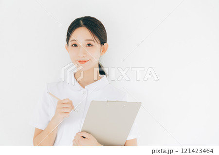 笑顔の看護師 121423464