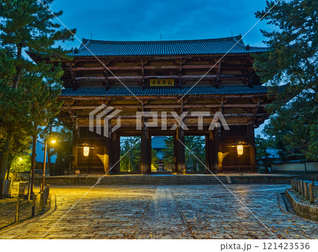 早朝の東大寺南大門と参道の風景 早朝の東大寺南大門と参道の風景 121423536