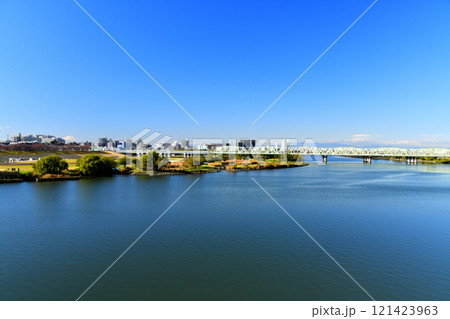 新荒川大橋／荒川より上流／赤羽桜堤緑地方面を望む(東京都北区)【2024.11】 121423963