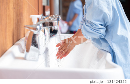 ハンドソープで手を洗う保育園児 ハンドソープで手を洗う保育園児 121424333