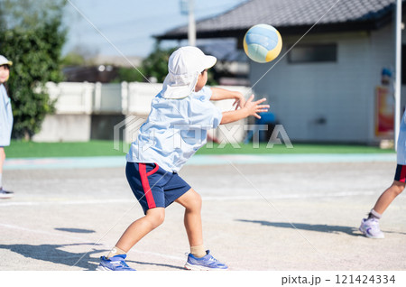 ボール遊びをする保育園児 ボール遊びをする保育園児 121424334