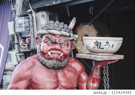 [黒壁スクエア]険しい表情の鬼のオブジェ 121424391