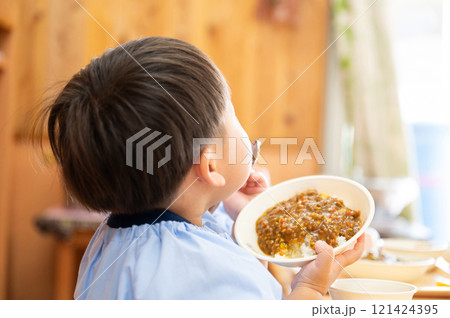 給食のカレーを食べる園児 121424395