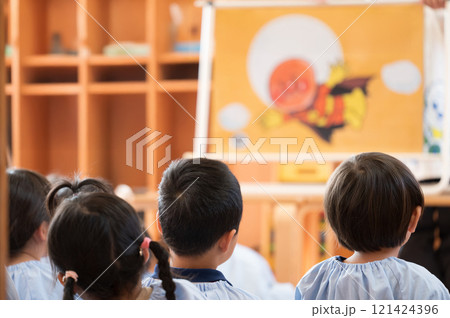 キッズスペースで紙芝居を楽しむ子供 121424396