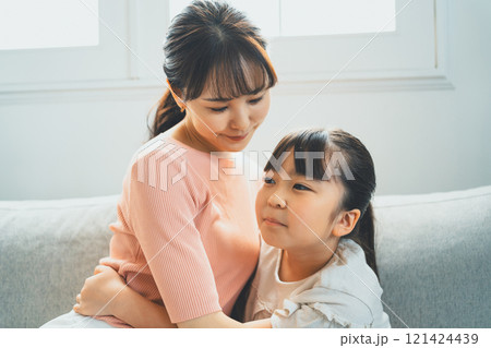 おうちでママに甘える9歳の娘 121424439