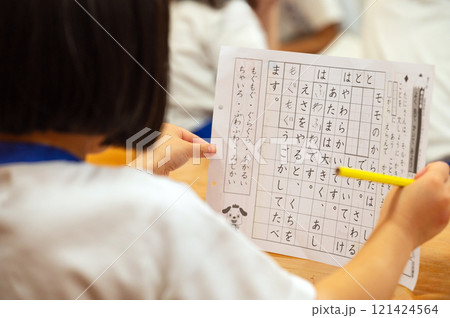 学童クラブので宿題をする小学生 学童クラブので宿題をする小学生 121424564