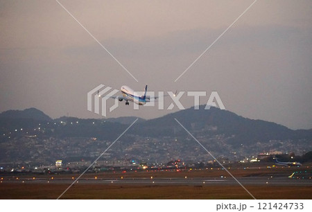 夕暮れの離陸する旅客機の風景 121424733