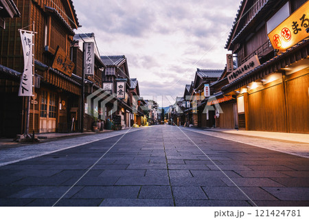 [おかげ横丁]歴史的な町並みの夜の風景 121424781