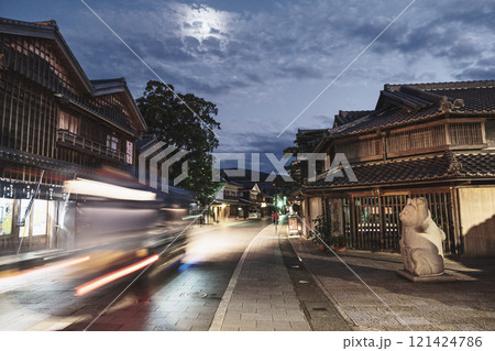 [おかげ横丁]歴史的な町並みの夜の風景 121424786