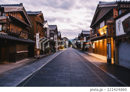[おかげ横丁]夕暮れ時のきれいな風景 121424860